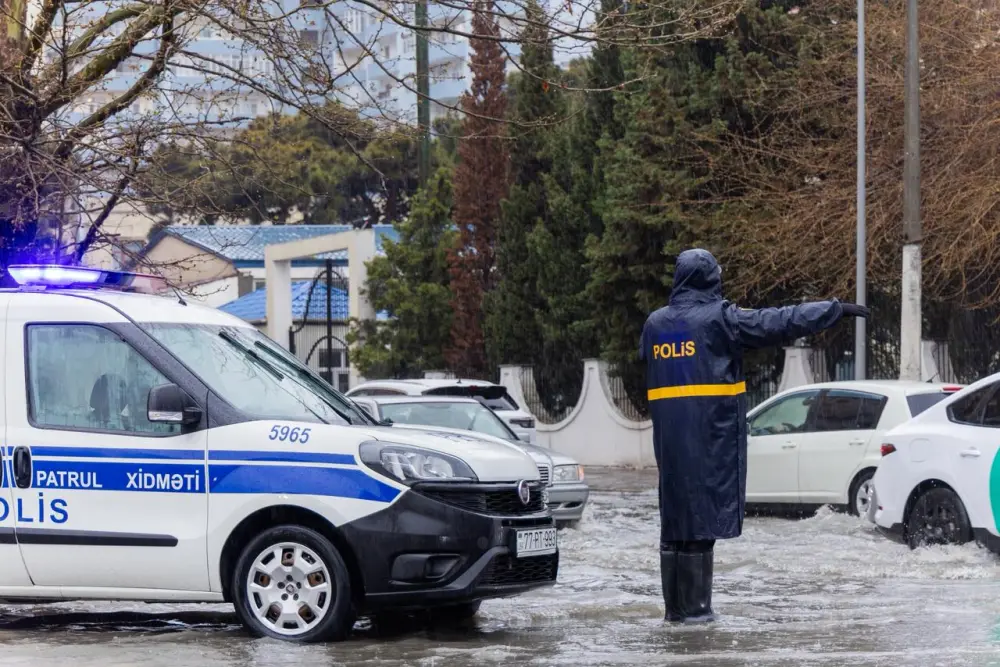Polislər vətəndaşlara belə kömək edirlər - Foto - Video 