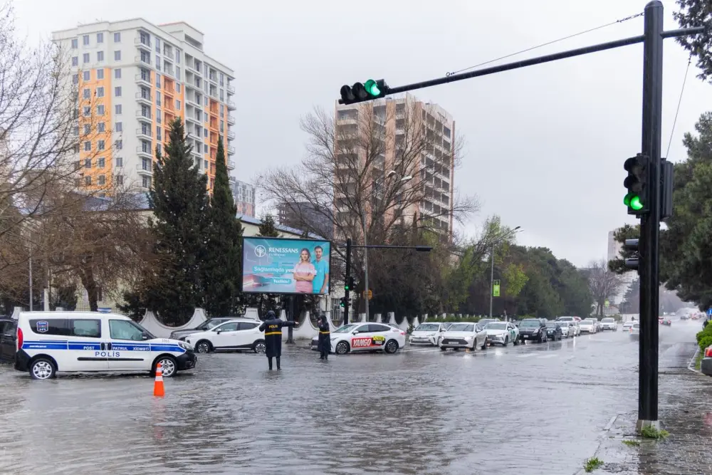 Polislər vətəndaşlara belə kömək edirlər - Foto - Video 