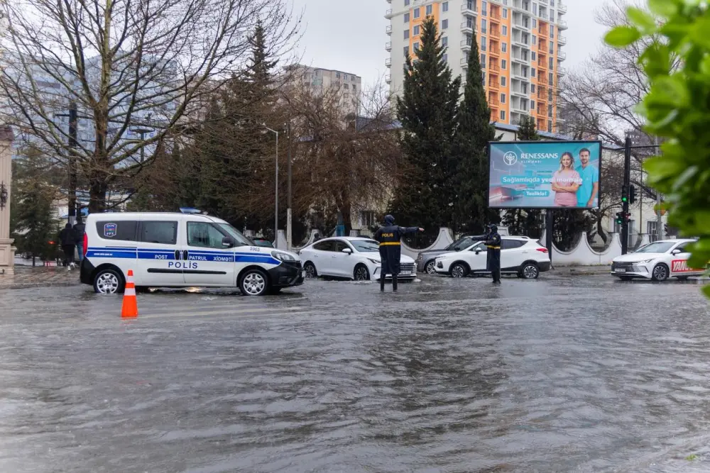 Polislər vətəndaşlara belə kömək edirlər - Foto - Video 