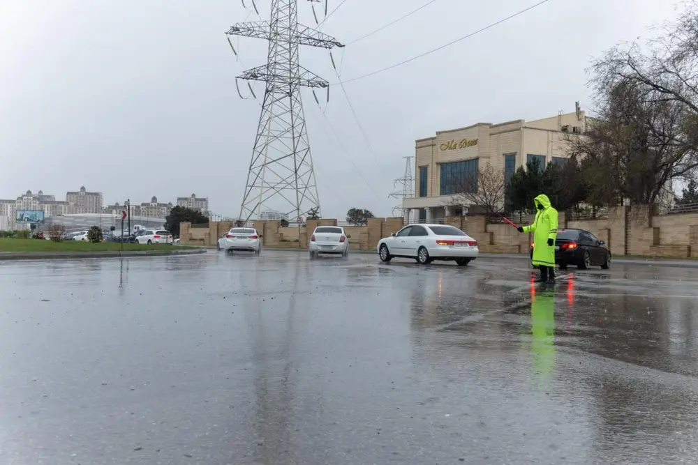 Polislər vətəndaşlara belə kömək edirlər - Foto - Video 