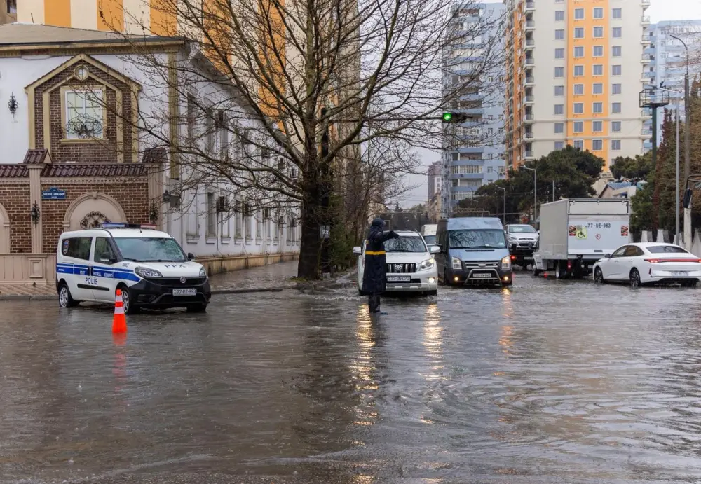 Polislər vətəndaşlara belə kömək edirlər - Foto - Video 