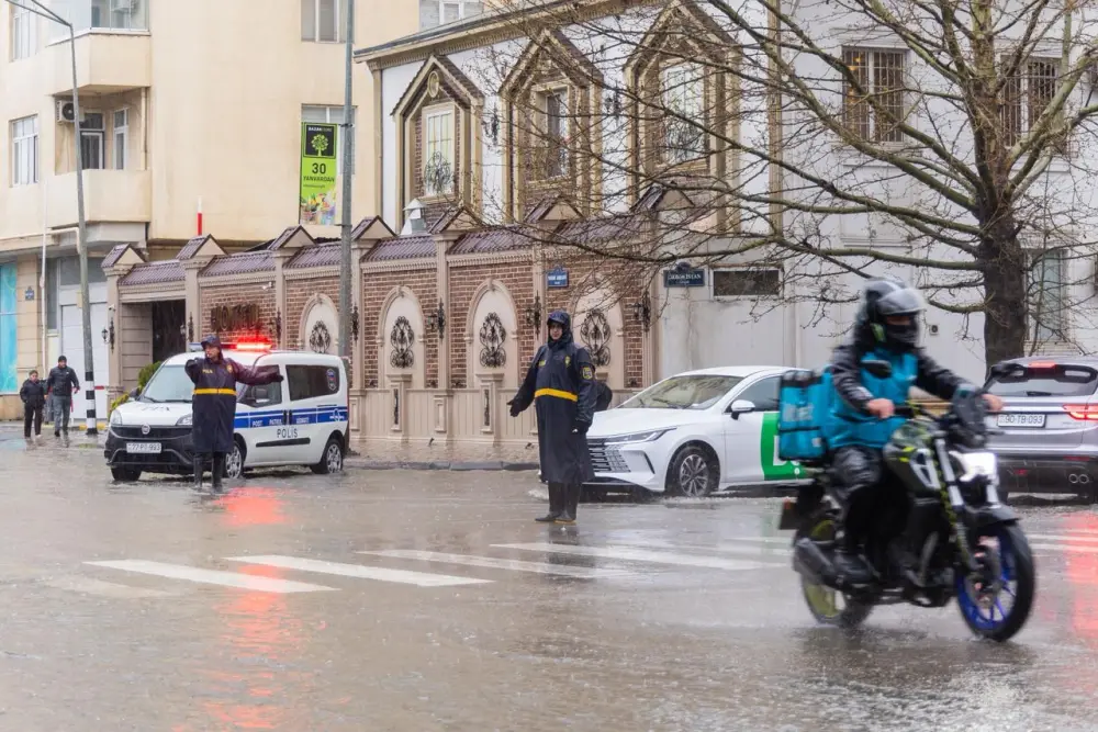 Polislər vətəndaşlara belə kömək edirlər - Foto - Video 