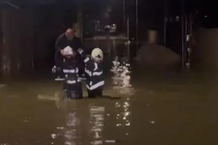 25-i azyaşlı olmaqla ümumilikdə 118 nəfər su basmış ərazilərdən təxliyə edildi - Video 