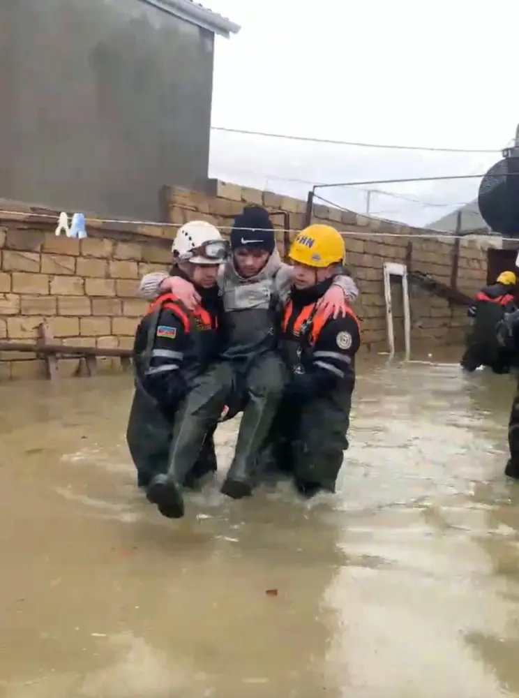 118 nəfər su basmış ərazilərdən təxliyə edildi - Video 