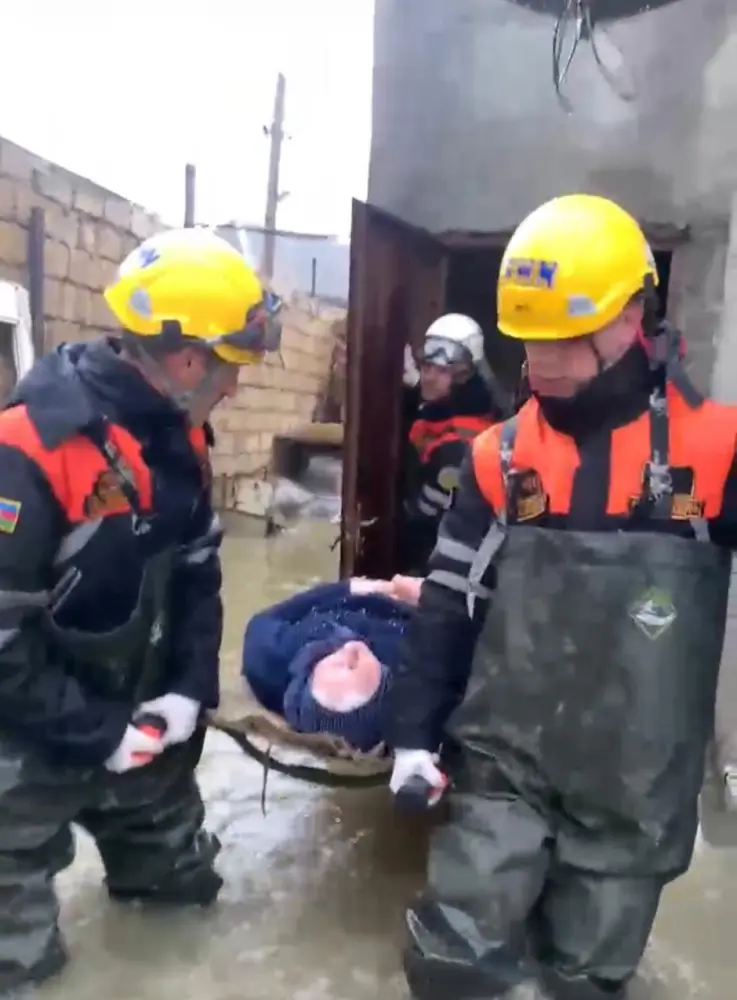 118 nəfər su basmış ərazilərdən təxliyə edildi - Video 