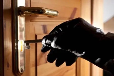 28 yaşlı gənc Abşeronda 7 ayrı məkandan qarət etdi