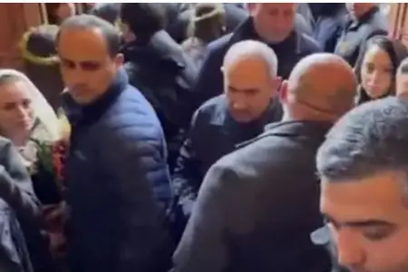 Paşinyana kilsədə hücum etdilər - Video