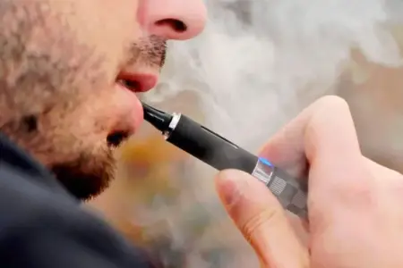 Sabahdan elektron siqaret çəkənlər cərimələnəcək