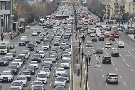 Bakı aprel ayına tıxacla başladı