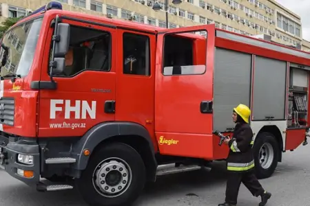 Gəncədə yaşayış binasında yanğın oldu, sakinlər təxliyə edildi - FOTO