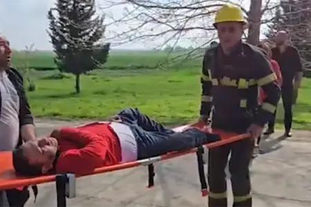 Avtomobildə sıxılı qalan sürücü belə xilas edildi - Video