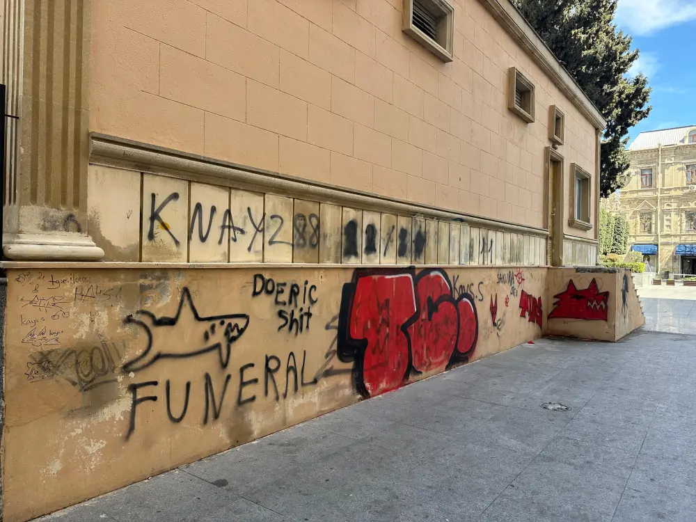 Nizami Kino Mərkəzinin binası vandallığa məruz qaldı - Fotolar 