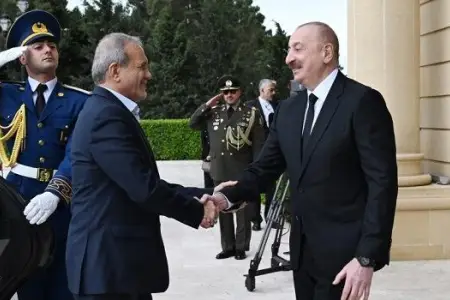 Pezeşkian İlham Əliyevə zəng etdi
