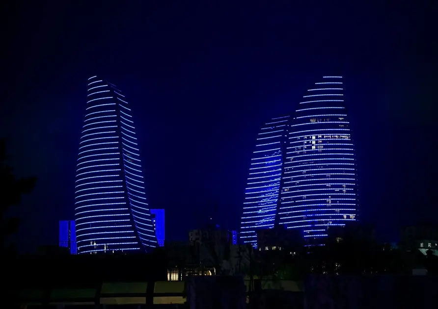 Bakı onlar üçün maviyə büründü – FOTOLAR