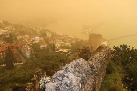 Səhra tozu Aralıq dənizinə yayıldı: Şəhərlər qəhvəyi rəngə büründü