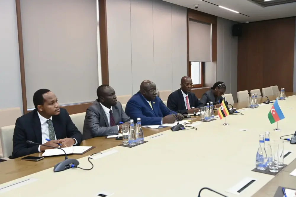 Ceyhun Bayramov uqandalı həmkarı ilə görüşdü