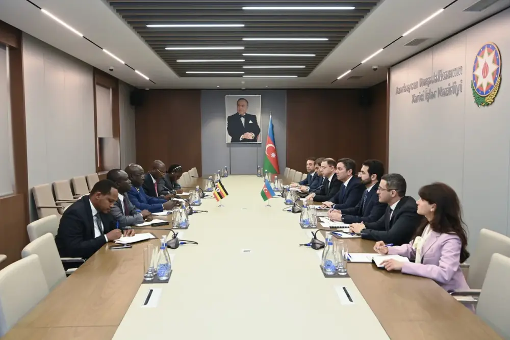 Ceyhun Bayramov uqandalı həmkarı ilə görüşdü