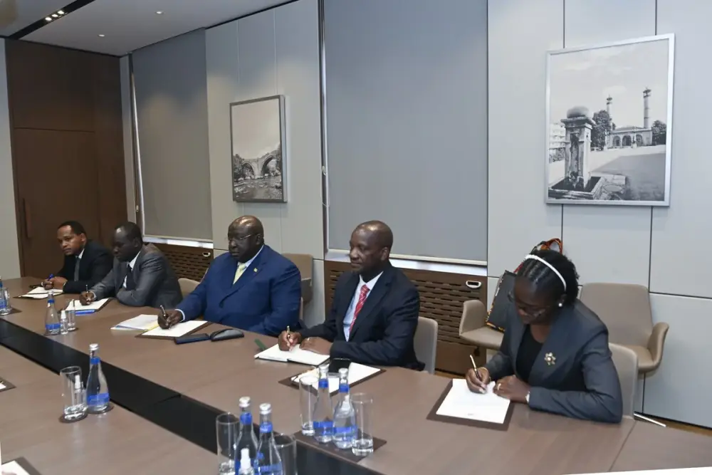 Ceyhun Bayramov uqandalı həmkarı ilə görüşdü