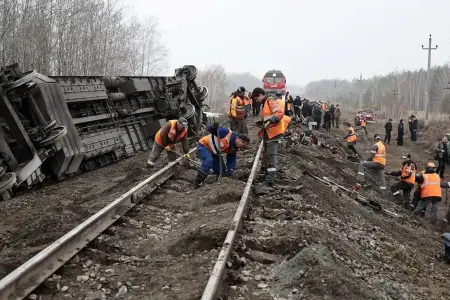 Sərnişin qatarı relsdən çıxdı: 50-dən çox yaralı var – Bu ölkədə