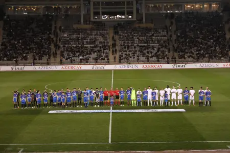 Futbolçulardan sosial aksiya: meydana onlarla birgə çıxdılar