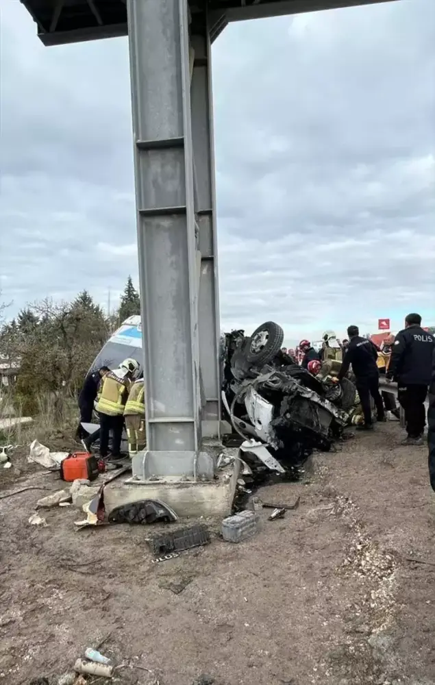 Ankarada dəhşətli qəza: Avtobus körpüyə çırpıldı, ölənlər var - Foto 