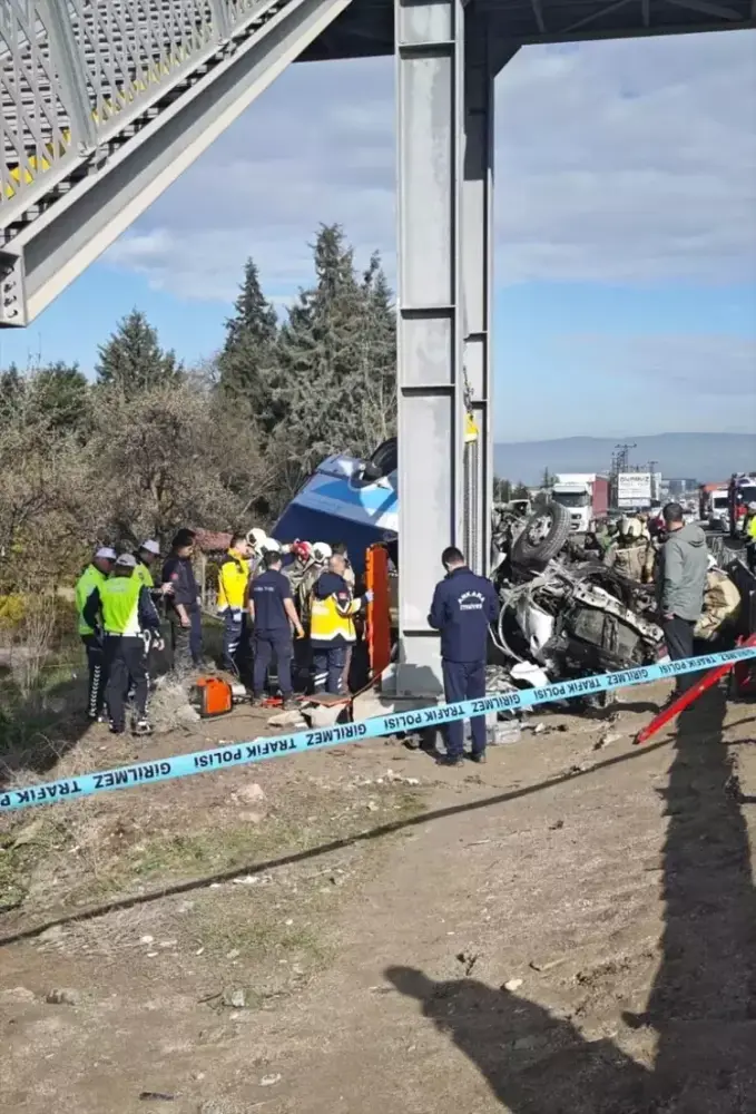 Ankarada dəhşətli qəza: Avtobus körpüyə çırpıldı, ölənlər var - Foto 