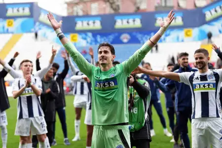 Qapıçı öz yerindən rəqib qapıya qol vurdu – VİDEO