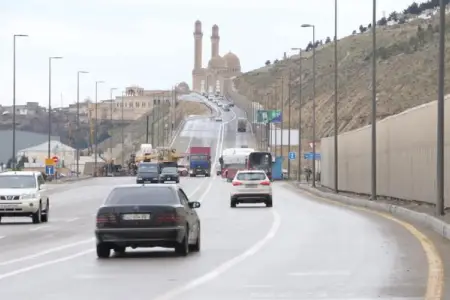 Bibiheybət yolunda torpaq sürüşməsi – Hərəkət məhdudlaşdırıldı