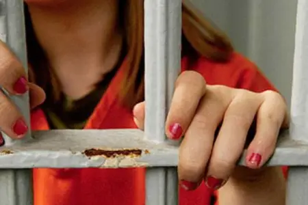 ABŞ-də müəllimin şagirdlərlə nalayiq davranışı üzə çıxdı - 40 il həbs gözləyir