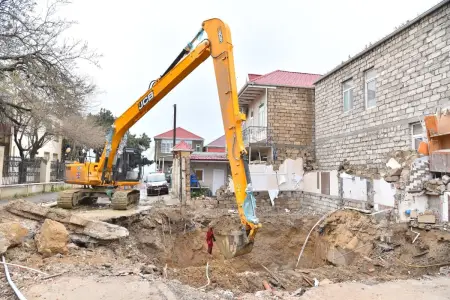 Kollektorun üzərində tikilən yaşayış evi niyə iki ay ərzində sökülməmişdi? – Açıqlama