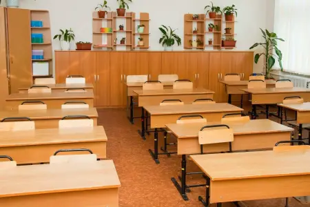 "50 manat azdır, 100 manat ver": Direktorun rüşvət tələbinə "yox" deyən müəllimlə bağlı qərar 