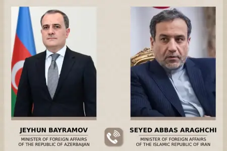 Ceyhun Bayramov Abbas Əraqçi ilə telefonla danışdı