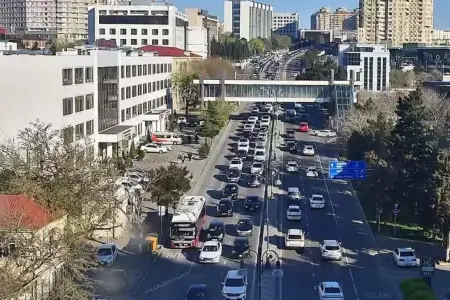 Bakının bir sıra yollarında nəqliyyatın sıxlığı yarandı