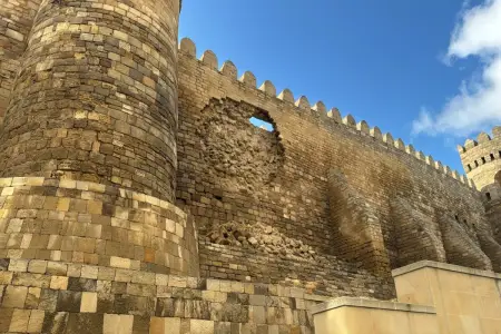 İçərişəhərdə qala divarlarının bir hissəsi aşındı