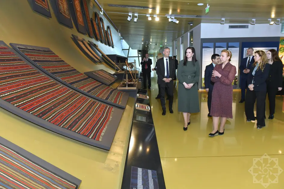 Litvanın Baş naziri Xalça Muzeyini ziyarət etdi – FOTOLAR