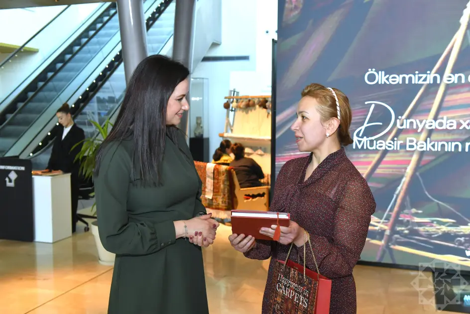 Litvanın Baş naziri Xalça Muzeyini ziyarət etdi – FOTOLAR