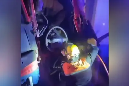 Qəzaya düşən sürücü maşından belə çıxarıldı - VİDEO