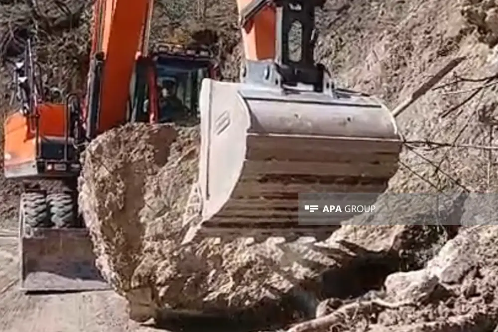 Quba–Xınalıq yolunda sürüşmə: Qaya və torpaq yola töküldü - Foto 
