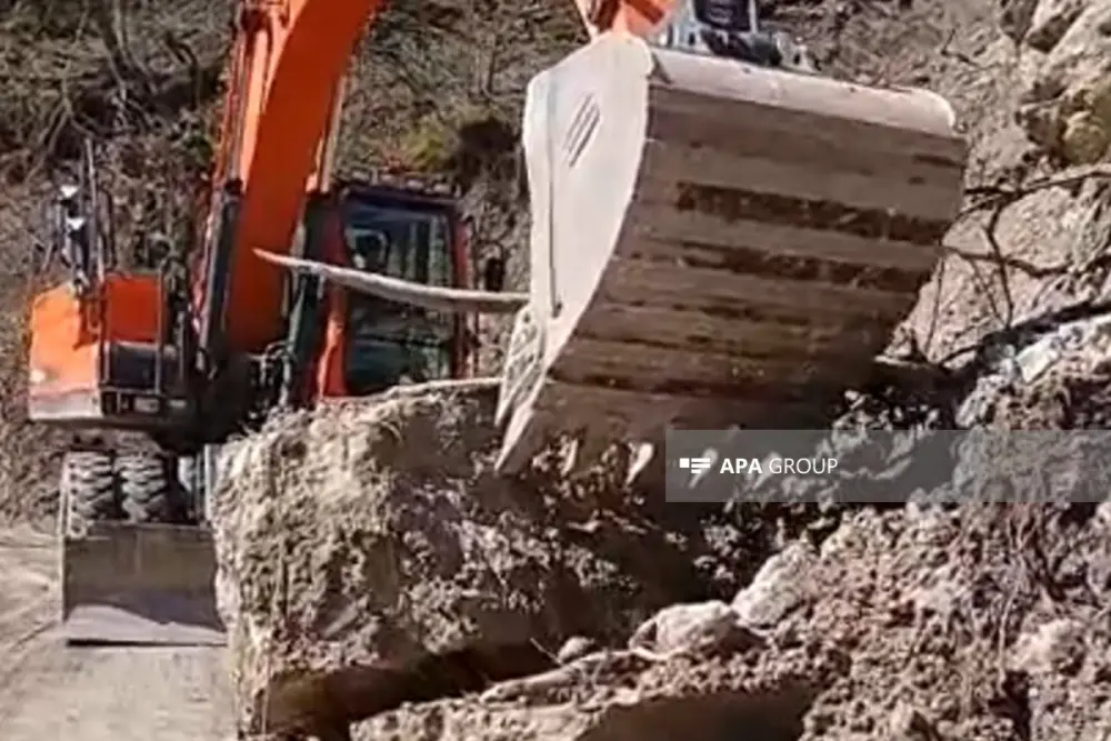 Quba–Xınalıq yolunda sürüşmə: Qaya və torpaq yola töküldü - Foto 