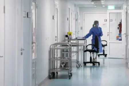 Qayınata kürəkənini DÖYDÜ - Bağırsağı partladı