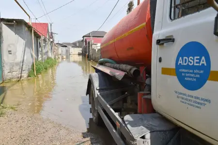 Ərazilərdə yığılan yağış sularının kənarlaşdırılması işləri davam edir – VİDEO