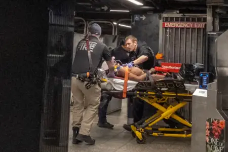 Nyu-York metrosunda sərnişinlərə hücum oldu, yaralılar var