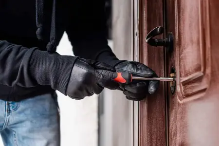 Qohumunun evindən 320 min manat oğurlayan şəxs həbs edildi