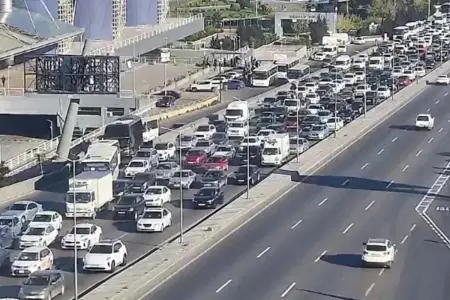 Bakının bir sıra yollarında nəqliyyatın sıxlığı müşahidə olunur