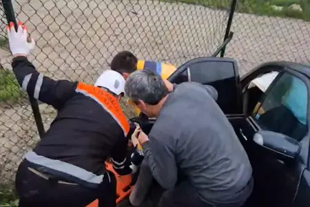 Avtomobildə sıxışıb qalan şəxslər belə xilas edildi – VİDEO