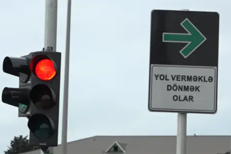 Sürücüləri çaşbaş salan nişan - Qırmızıda keçmək olar – VİDEO