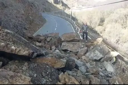 Naxçıvanda qaya uçqunu: Yol bağlandı, hərəkət qismən bərpa edildi