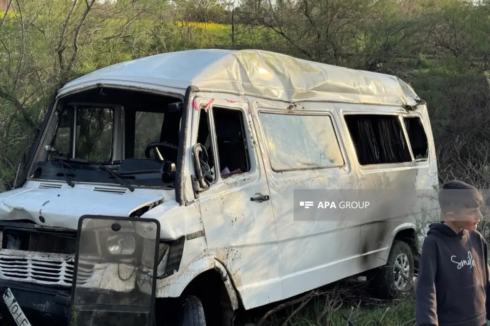Sabirabadda şagirdləri daşıyan mikroavtobus aşdı – FOTOLAR