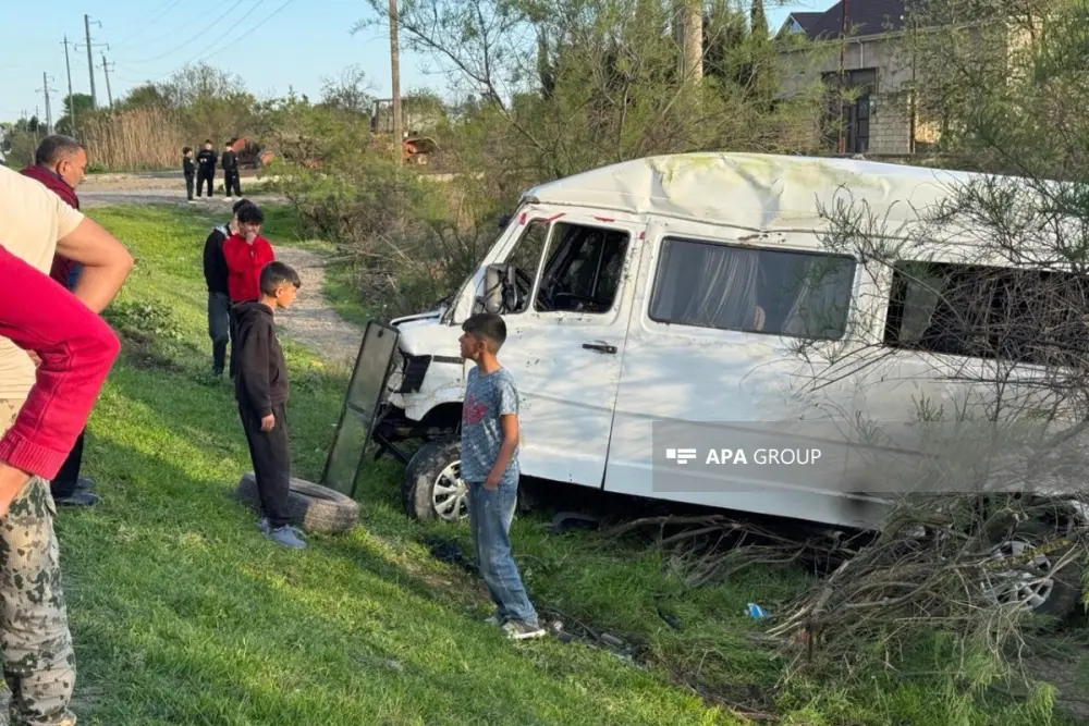 Sabirabadda şagirdləri daşıyan mikroavtobus aşdı – FOTOLAR