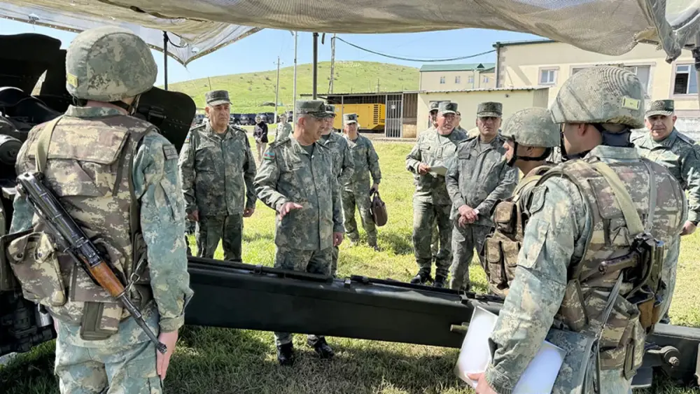 Zakir Həsənov azad olunmuş ərazilərdə xidmət edən şəxsi heyətlə görüşdü